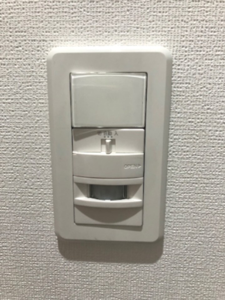 物件内観写真18　(人感センサー付き玄関ライト)