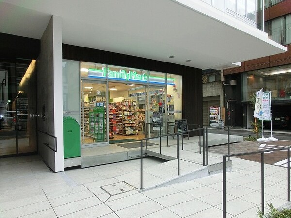 周辺環境(ファミリーマート台東四丁目店 245m)