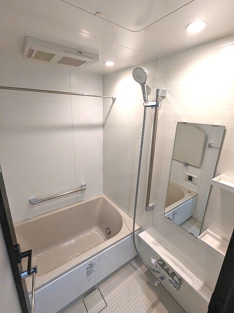 物件内観写真4　(追焚オートバス、浴室換気乾燥機)