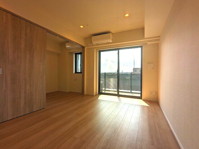 物件内観写真5　(エアコン2台付、リビングと洋室はダウンライトでやわらかい室内)