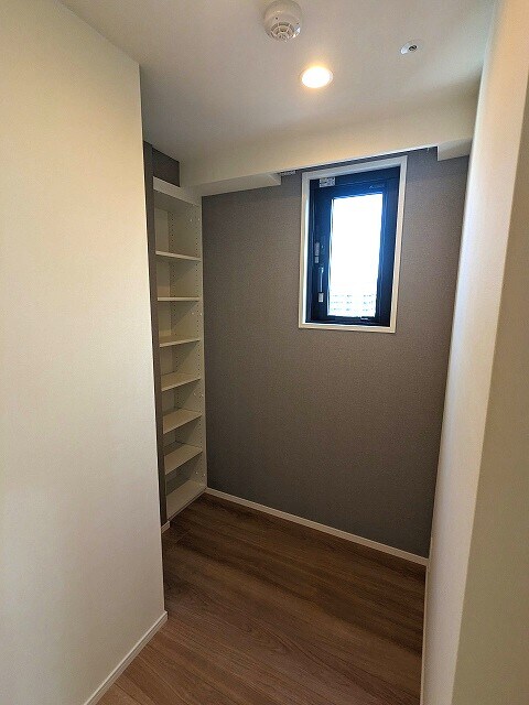 物件内観写真6　(デスクワークとして活用可能な1.5帖納戸)