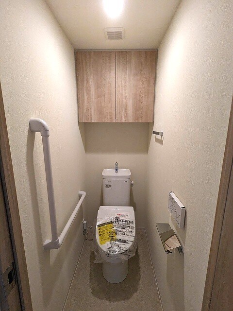 物件内観写真8　(温水洗浄便座、トイレにスマホホルダー付き)