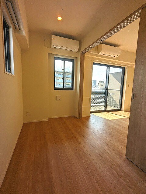 物件内観写真18　(ダブルベッドも設置可能な洋室です、エアコン2台付、リビングと)