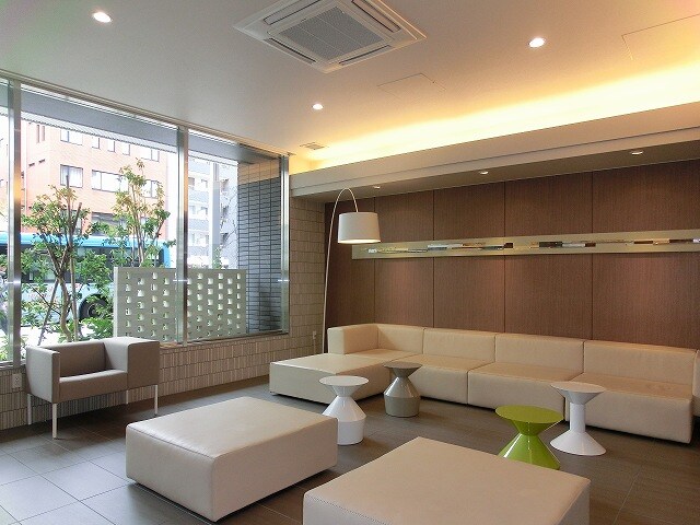 物件外観写真1　(デザイン性高いロビーです)