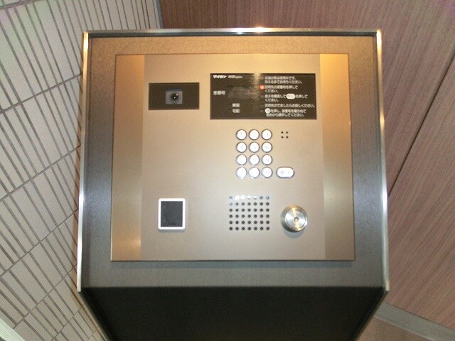 物件外観写真3　(タッチキーのモニター付オートロックセキュリティです)