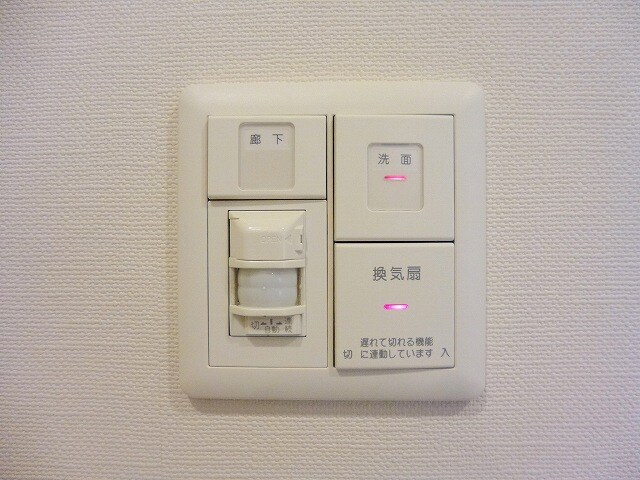 物件内観写真28　(人感センサー付き玄関ライト)