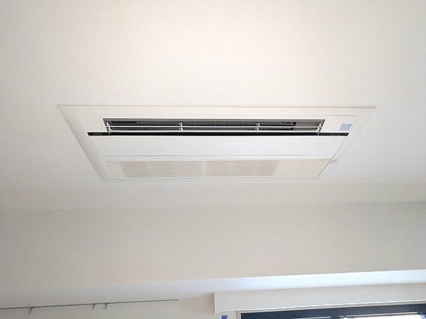 建物設備(リビングのビルトインエアコン)