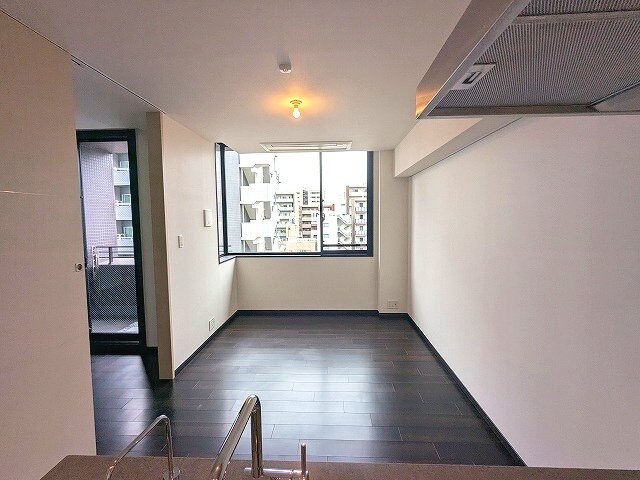 物件内観写真4　(リビングに床暖房、ビルトインエアコン、カウンターキッチン)