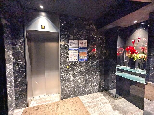 物件外観写真3　(瀟洒なエレベーターホール)