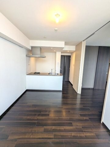 物件内観写真7　(リビングに床暖房、ビルトインエアコン、カウンターキッチン)