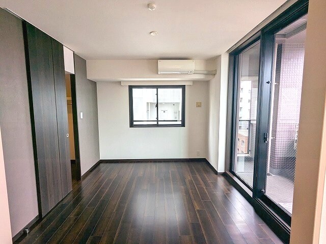 物件内観写真8　(洋室、エアコン、ウォークスルークローゼット、角部屋2面採光)