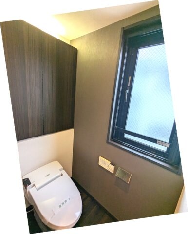物件内観写真11　(窓付タンクレス温水洗浄便座)