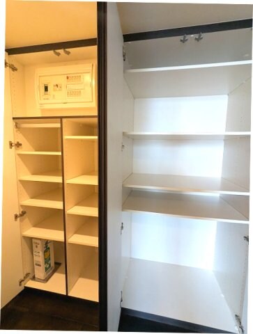 物件内観写真12　(収納豊富なトールタイプのシューズと玄関にクローゼット付です)