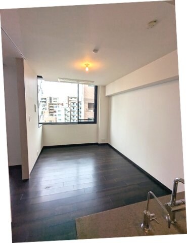 物件内観写真23　(リビングに床暖房、ビルトインエアコン、カウンターキッチン)