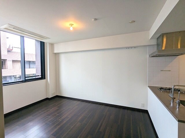 物件内観写真24　(リビングに床暖房、ビルトインエアコン、カウンターキッチン)