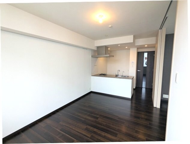 物件内観写真26　(リビングに床暖房、ビルトインエアコン、カウンターキッチン)