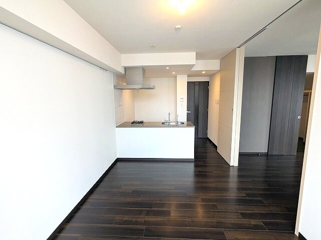 物件内観写真27　(リビングに床暖房、ビルトインエアコン、カウンターキッチン)