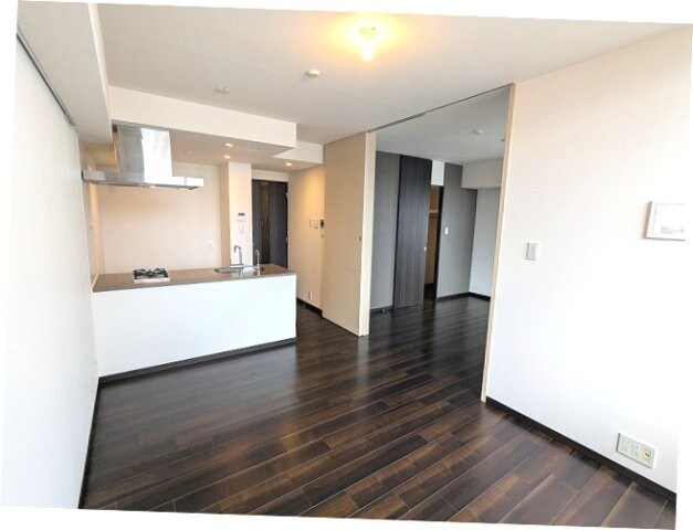 物件内観写真28　(リビングに床暖房、ビルトインエアコン、カウンターキッチン)