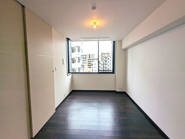 物件内観写真29　(リビングに床暖房、ビルトインエアコン、カウンターキッチン)