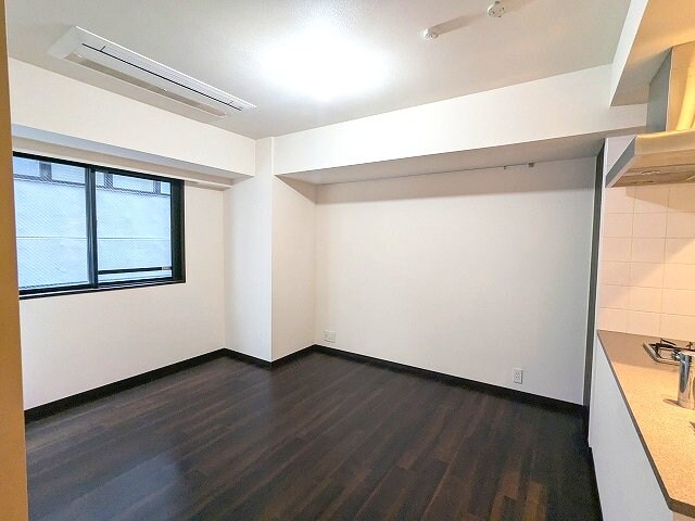 物件内観写真4　(リビングに床暖房、ビルトインエアコン、カウンターキッチン)