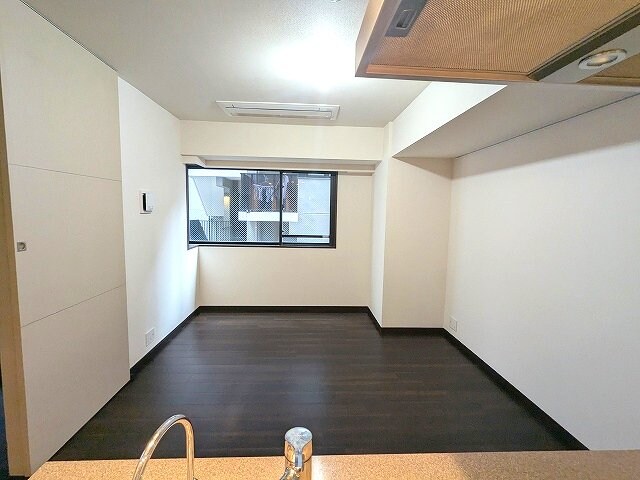 物件内観写真7　(リビングに床暖房、ビルトインエアコン、カウンターキッチン)