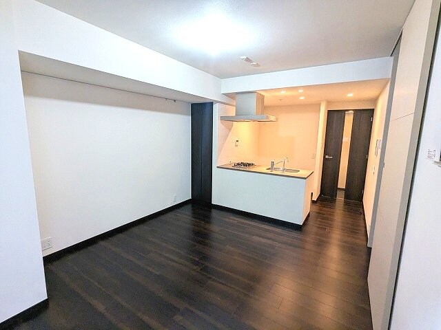 物件内観写真8　(リビングに床暖房、ビルトインエアコン、カウンターキッチン)