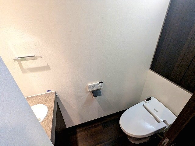 物件内観写真12　(手洗い付タンクレス温水洗浄便座)