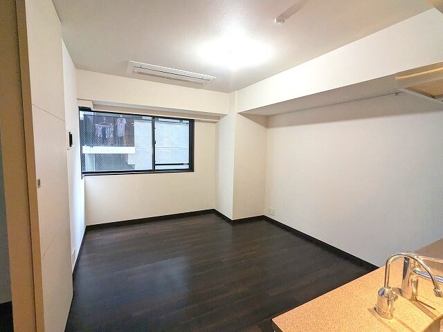 物件内観写真21　(リビングに床暖房、ビルトインエアコン、カウンターキッチン)