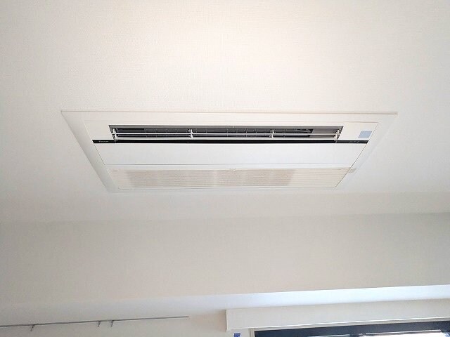 物件内観写真22　(リビングのビルトインエアコン)