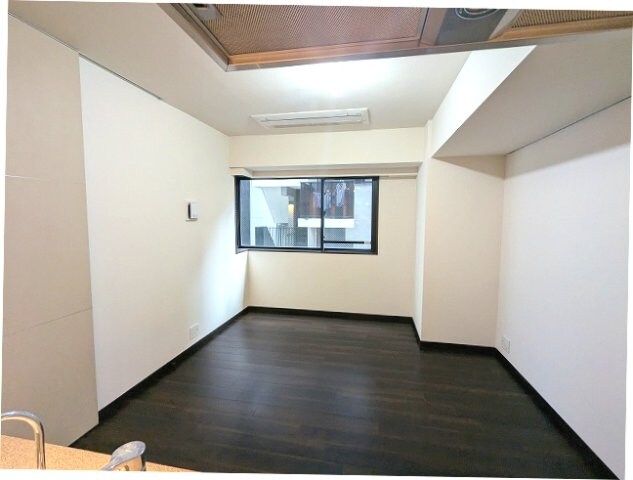 物件内観写真28　(リビングに床暖房、ビルトインエアコン、カウンターキッチン)