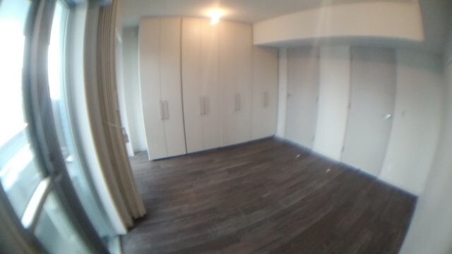 物件内観写真10　(洋室（可動収納を移動して2LDKにも変更可）)