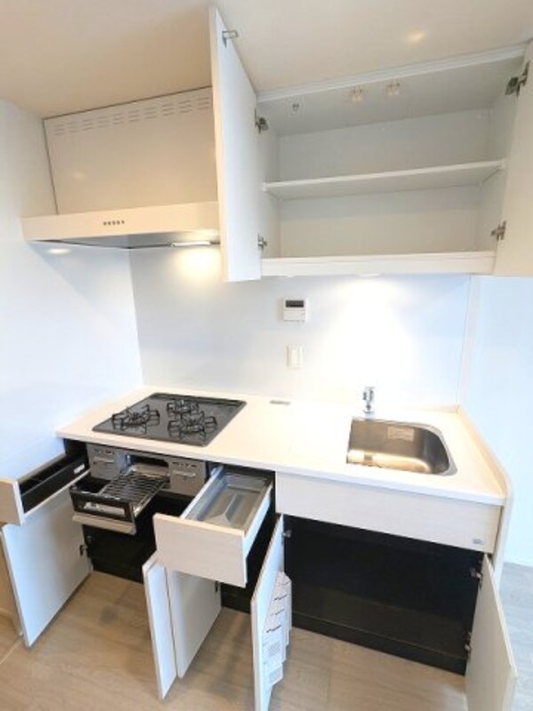 建物設備(グリル付ガス3口システムキッチン、瀟洒でお手入れ楽なガラスト)