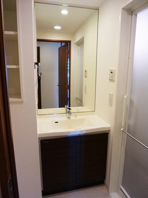 物件内観写真8　(コンフォリア浅草橋の独立洗面室です)