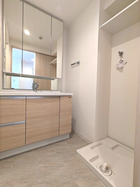 物件内観写真6　(三面鏡付ハンドシャワー付トイレと独立洗面台です。排水口のお手)