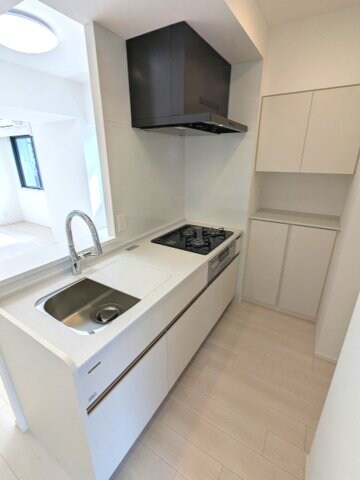 物件内観写真3　(グリル付ガス3口システムカウンターキッチン、瀟洒でお手入れ楽)