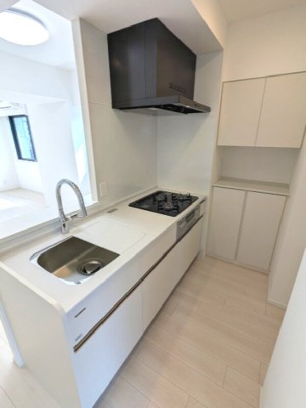 キッチン(グリル付ガス3口システムカウンターキッチン、瀟洒でお手入れ楽)