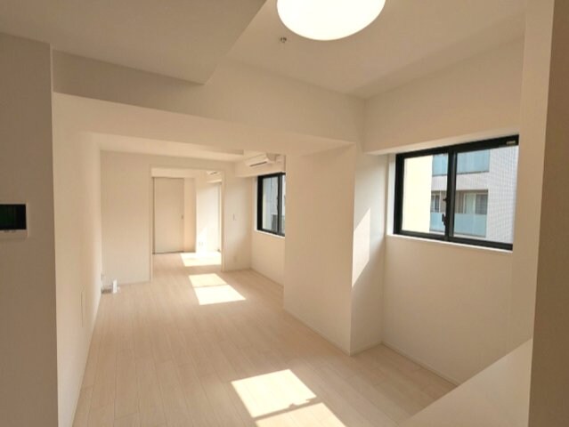 物件内観写真5　(上層階は日当たり良好です、インターネット無料、リビングと各洋)