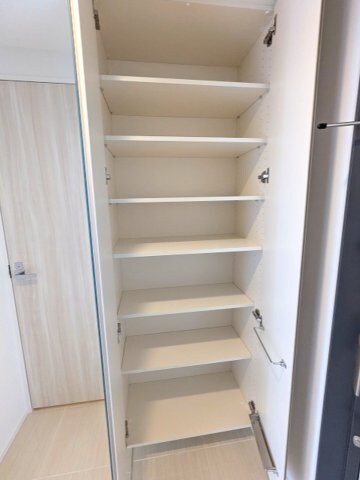 物件内観写真11　(扉の右側に傘ストック付収納豊富なトールタイプのシューズBOX)