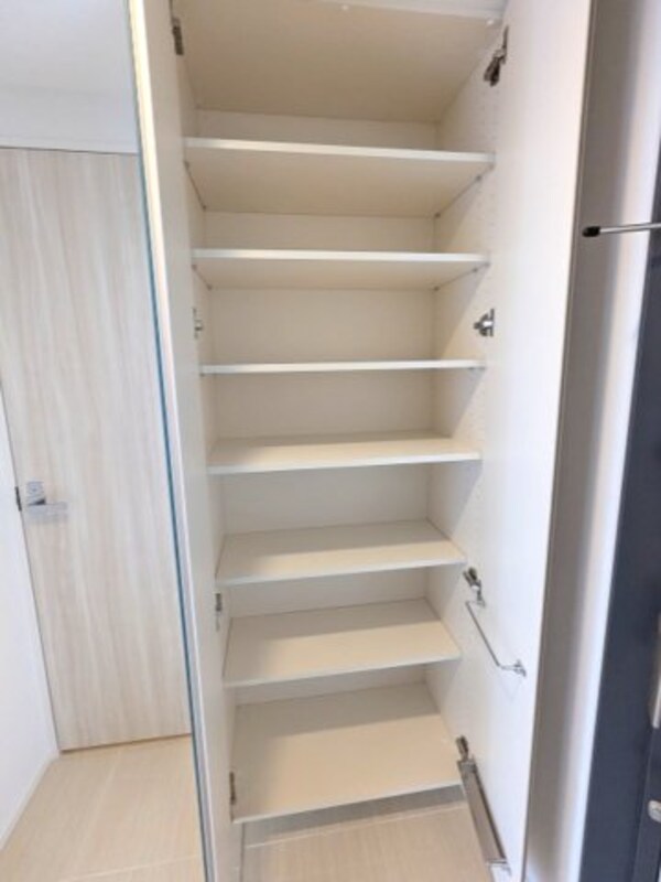 玄関(扉の右側に傘ストック付収納豊富なトールタイプのシューズBOX)