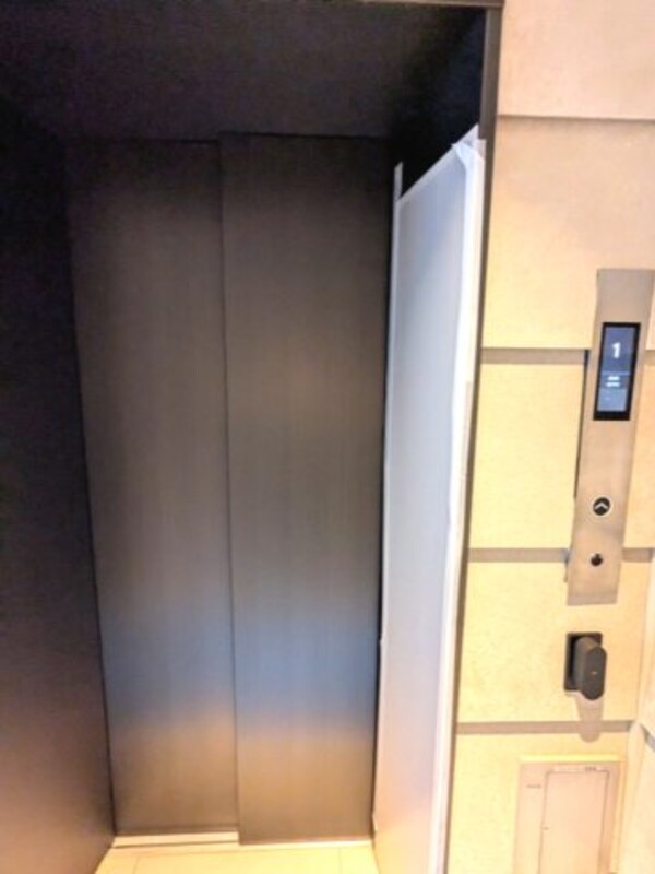 建物設備(鍵がないと作動しない防犯モニター付セキュリティエレベーターで)