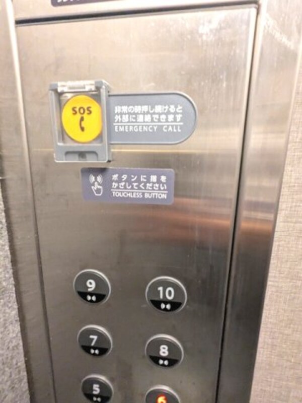 建物設備(エレベーターは手を近づけると押せる非接触のボタンです)