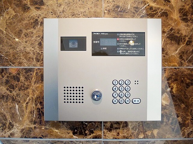 物件外観写真2　(グランカーサ三ノ輪のモニター付オートロックセキュリティです)