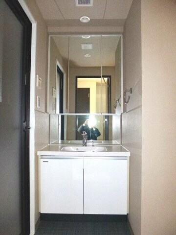 物件内観写真9　(グランカーサ三ノ輪１ＬＤＫの三面鏡付独立洗面室です)