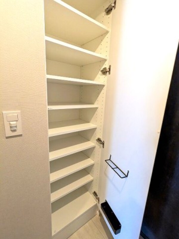 玄関(傘フック付の収納豊富なトールタイプのシューズBOXです、人感)