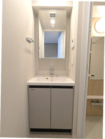 物件内観写真11　(トイレと独立した洗面室、ハンドシャワー付、鏡の後ろも収納です)