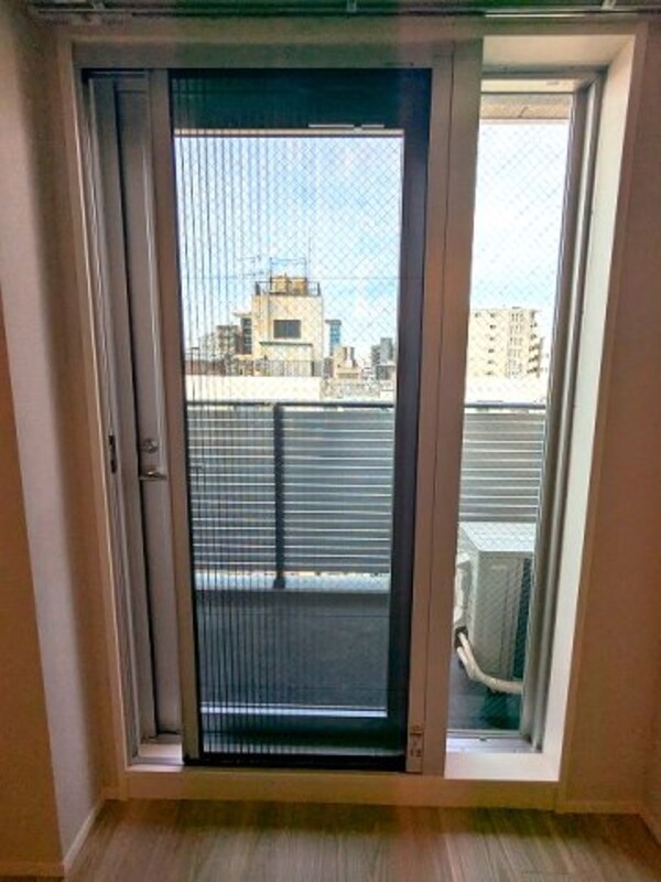 建物設備(8Fバルコニー、網戸は室内側に折り畳み式で清潔です)