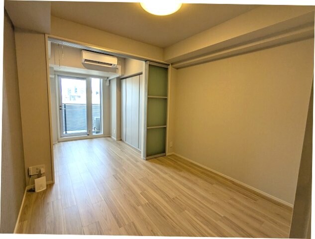 物件内観写真29　(インターネット無料、ダイニングに床暖房と照明付き、洋室にエア)