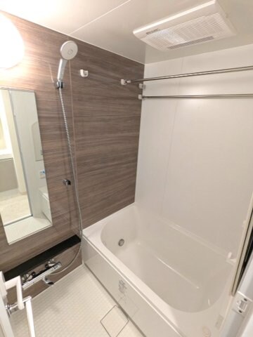 物件内観写真5　(追焚オートバス、浴室換気乾燥機、ワイドシャワーヘッド)