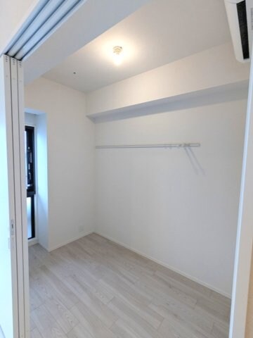 物件内観写真7　(3.7帖洋室、エアコン・クローゼット・ピクチャーレール付)