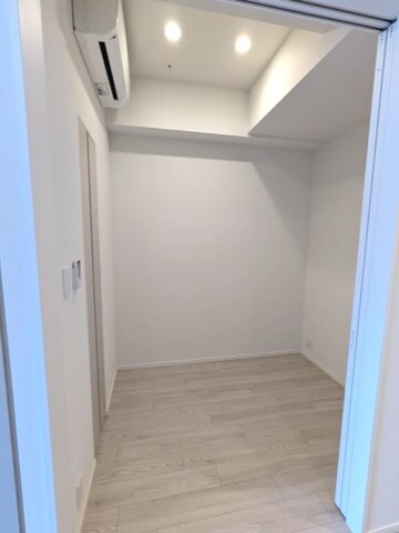 物件内観写真8　(2.6帖洋室、エアコン・クローゼット・ダウンライト付)